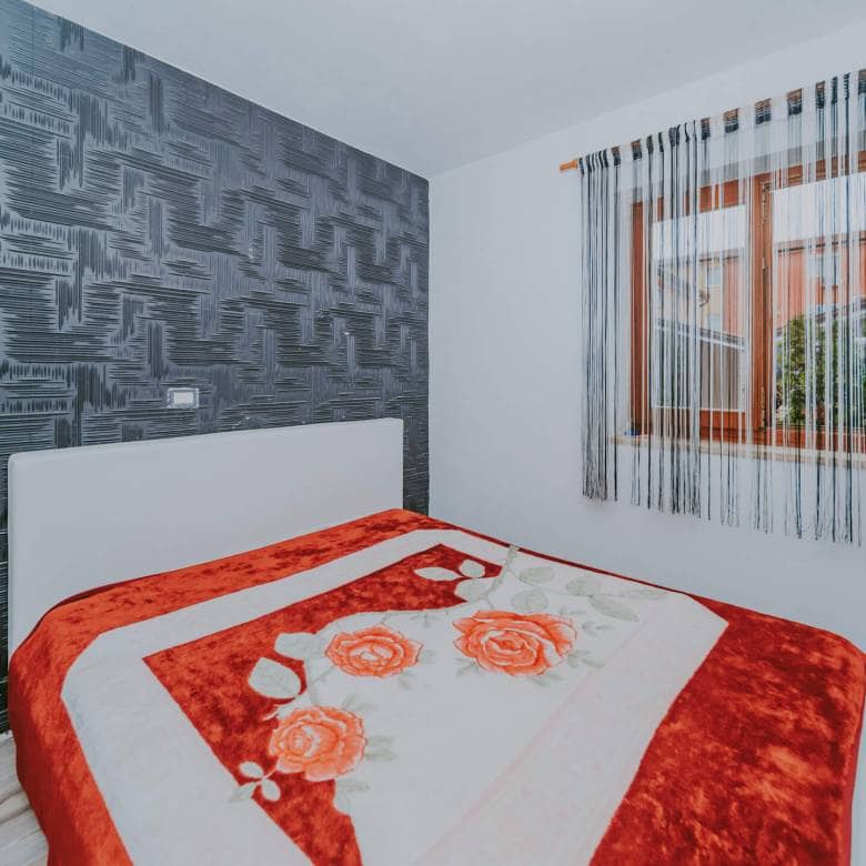 Karigador | Two ground floor apartments with basement and yard