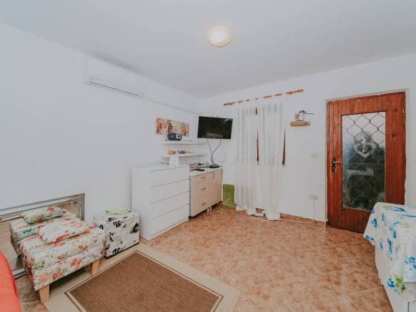 Karigador | Two ground floor apartments with basement and yard