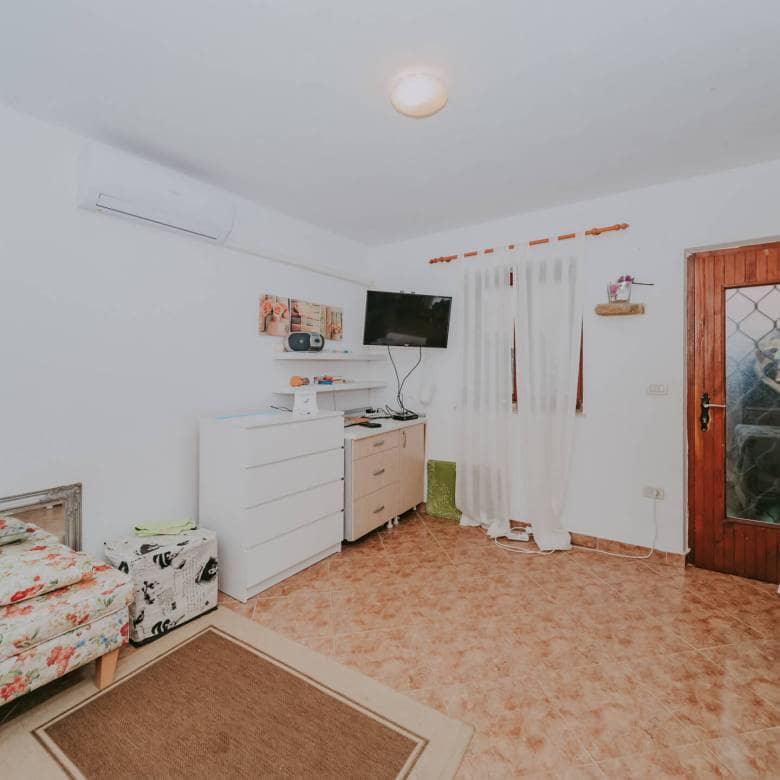 Karigador | Two ground floor apartments with basement and yard