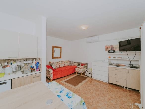 Karigador | Two ground floor apartments with basement and yard