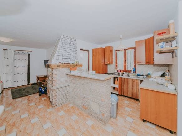 Karigador | Two ground floor apartments with basement and yard