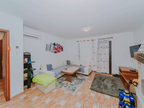 Karigador | Two ground floor apartments with basement and yard