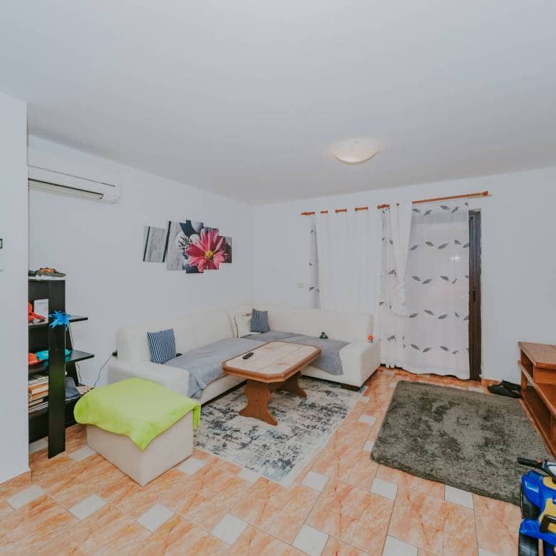 Karigador | Two ground floor apartments with basement and yard