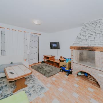 Каригадор | Две квартиры на первом этаже с подвалом и двором