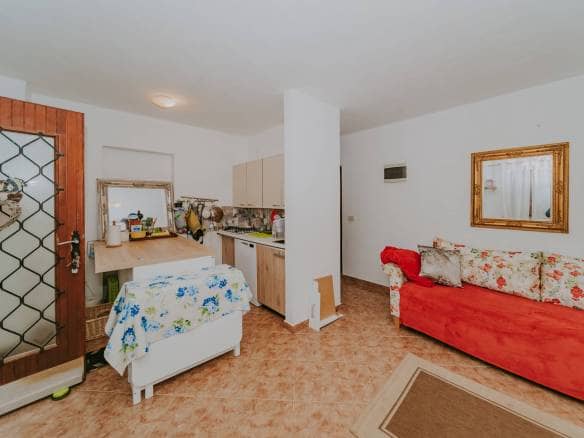 Karigador | Two ground floor apartments with basement and yard