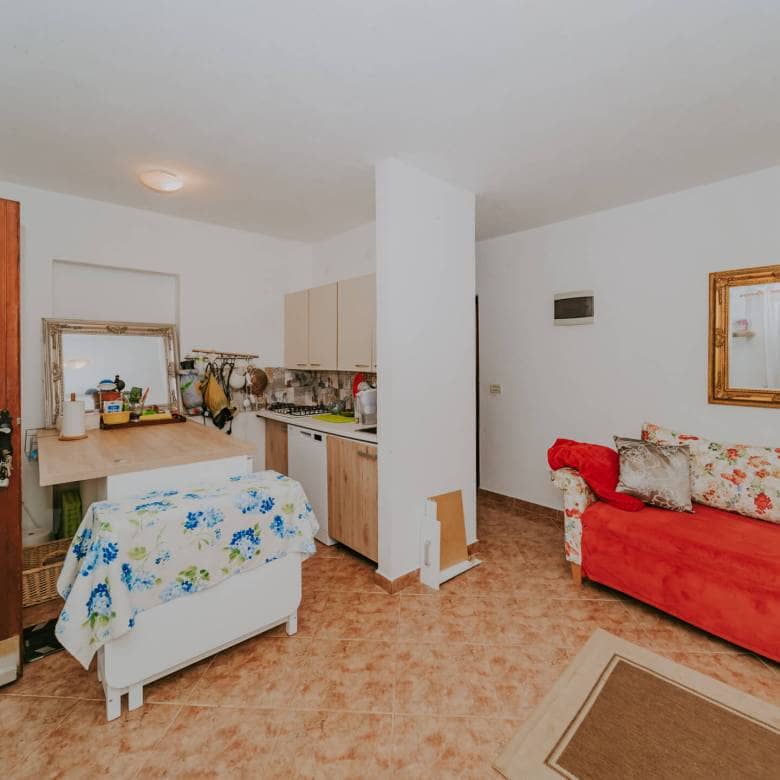Karigador | Two ground floor apartments with basement and yard