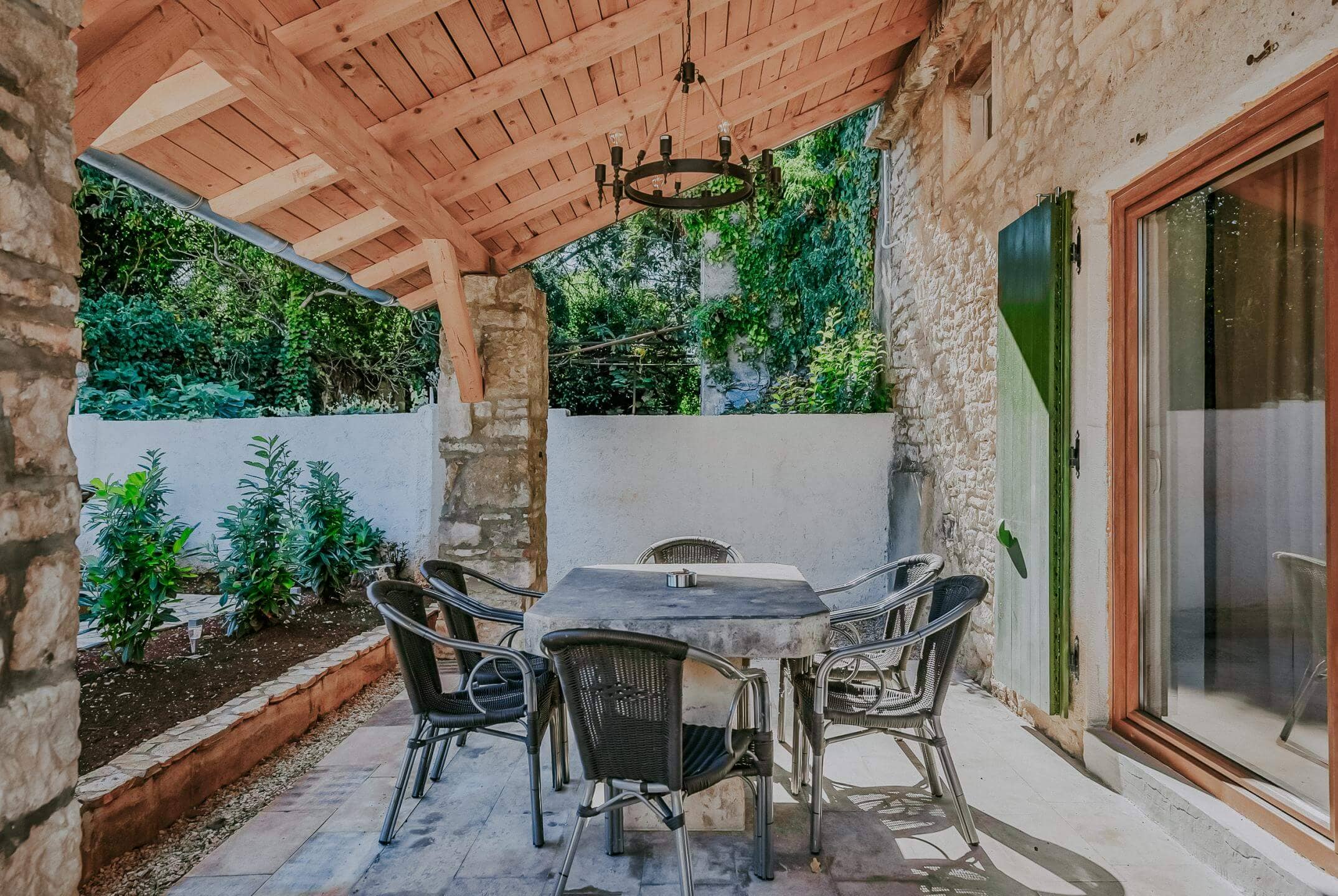 Umag okolica | Vrstna hiša z bazenom in velikim potencialom