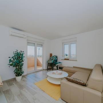 Ekskluzivna prodaja | Stanovanje v Zambratiji v prvem nadstropju s pogledom na morje