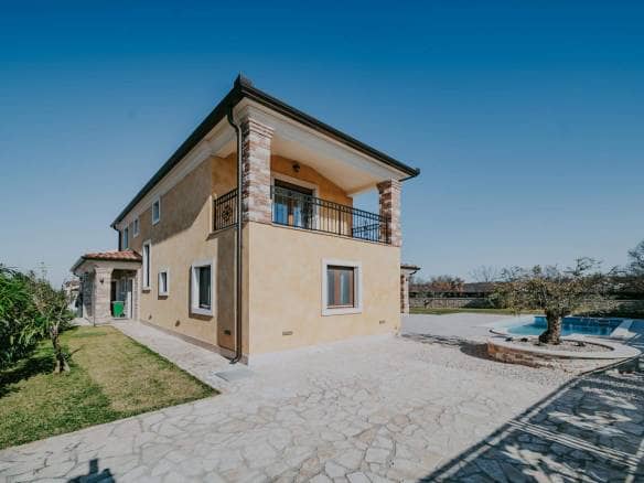 Kaštel okolica | Prostrana vila s bazenom
