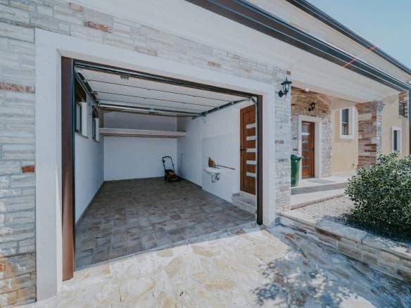 Kaštel okolica | Prostrana vila s bazenom