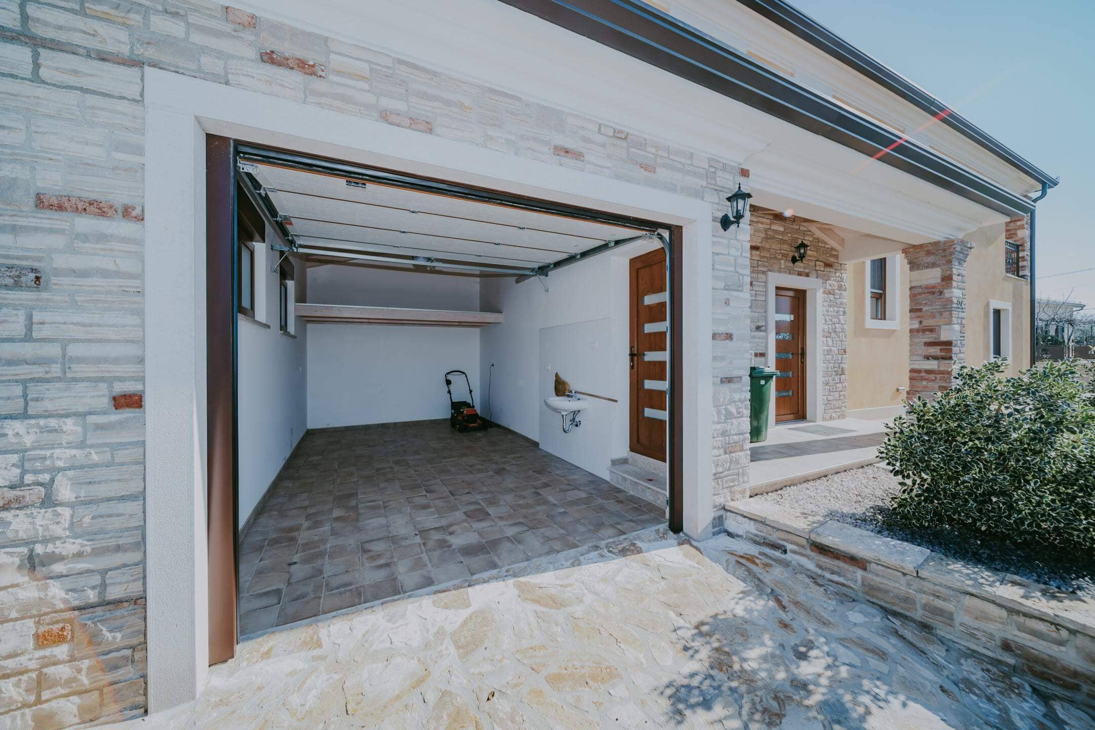 Kaštel okolica | Prostrana vila s bazenom