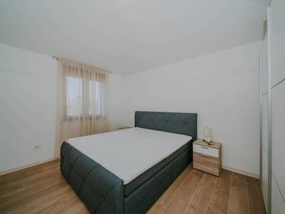Kaštel okolica | Prostrana vila s bazenom