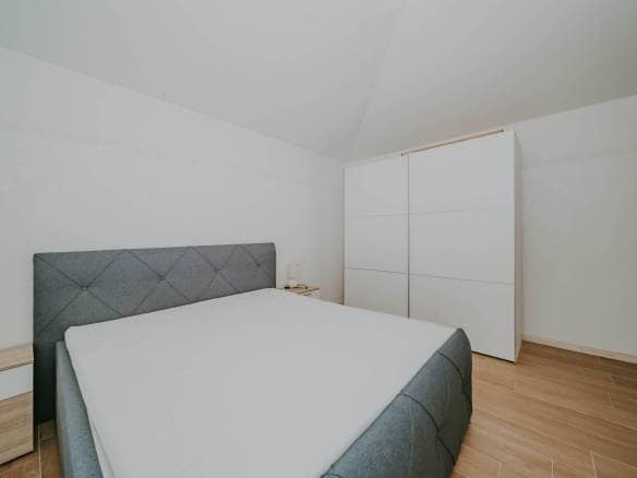 Kaštel okolica | Prostrana vila s bazenom