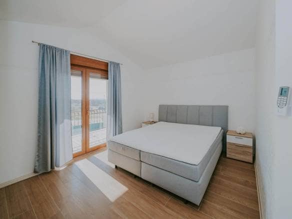 Kaštel okolica | Prostrana vila s bazenom