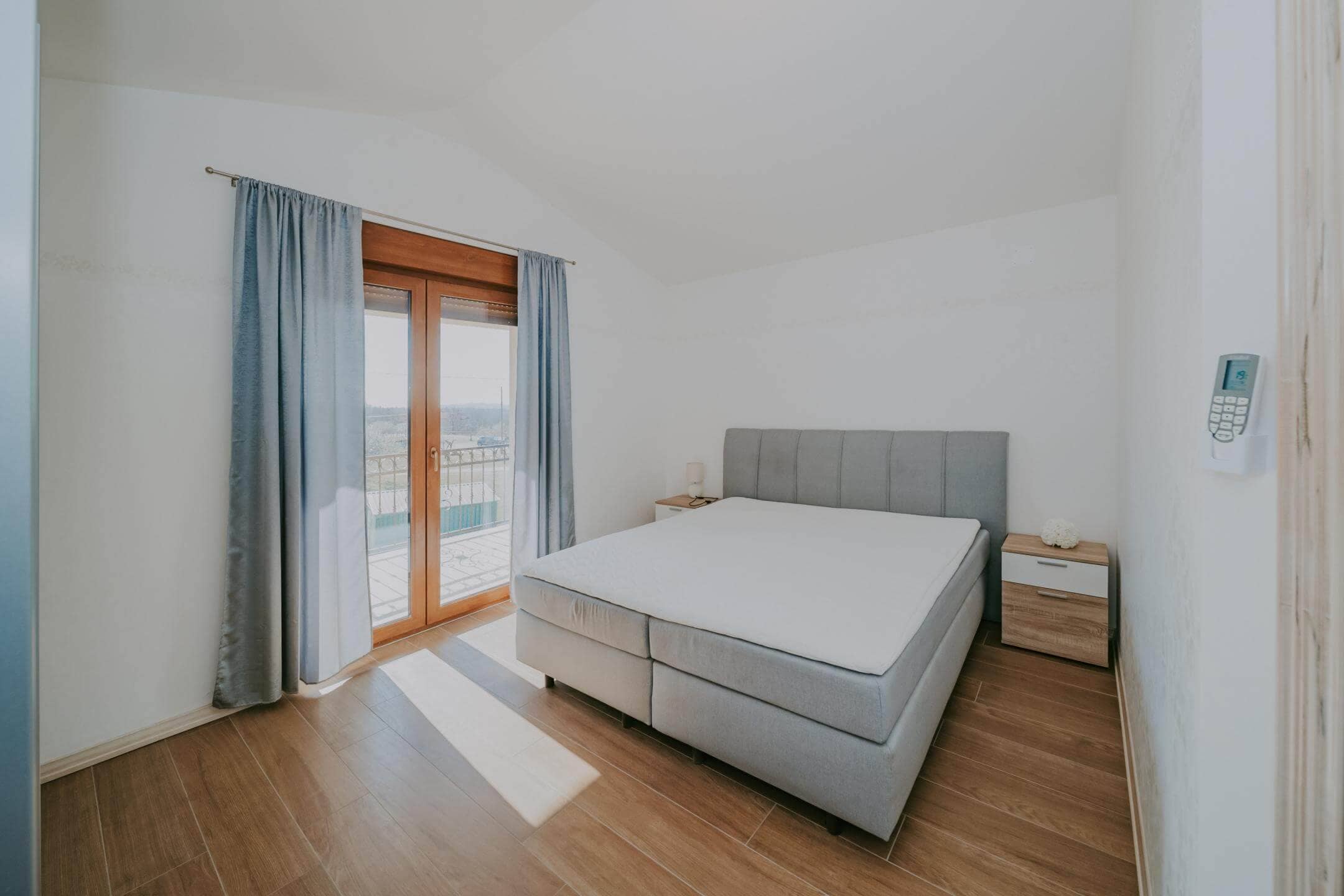 Kaštel okolica | Prostrana vila s bazenom