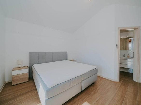 Kaštel okolica | Prostrana vila s bazenom