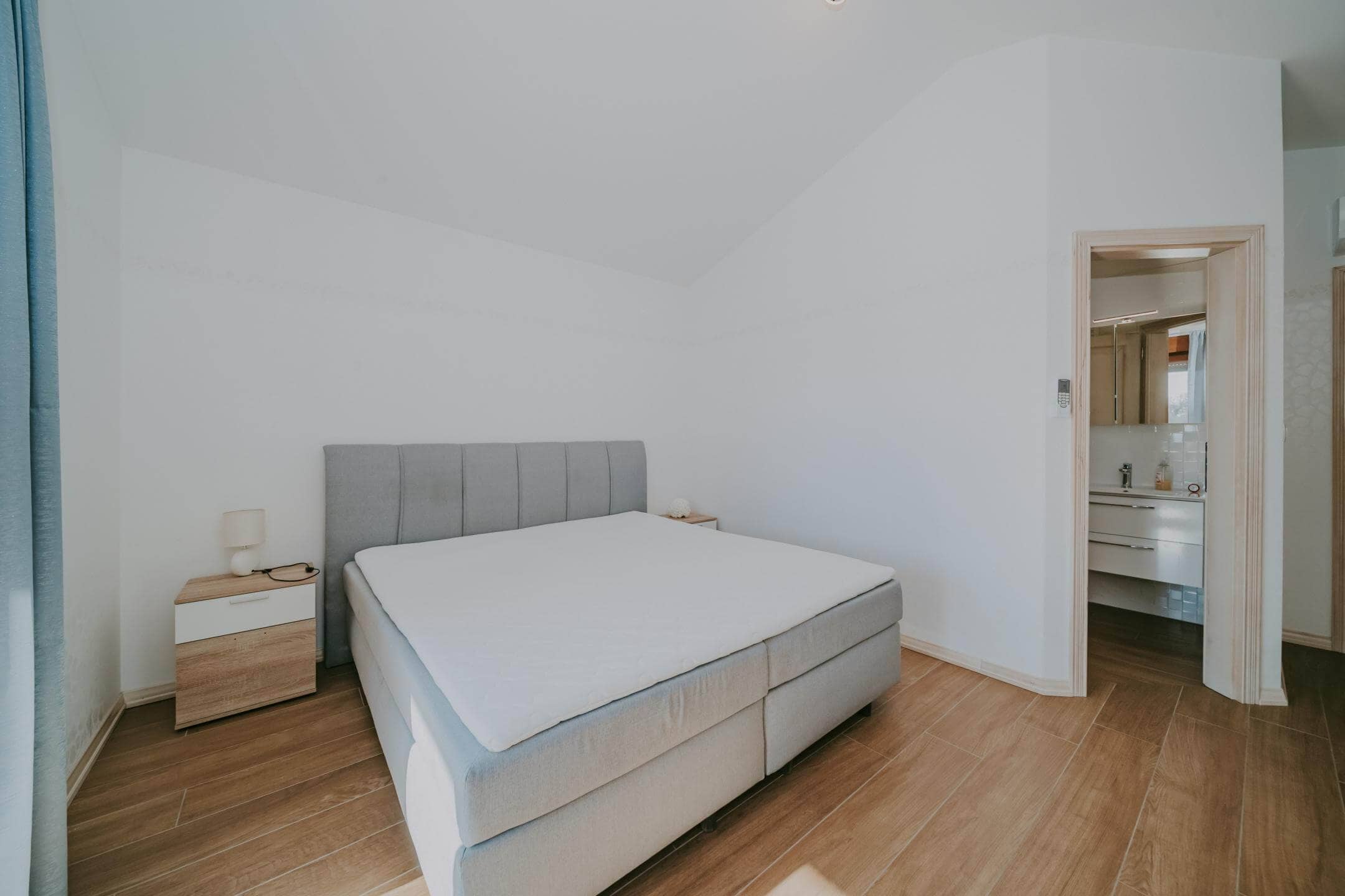 Kaštel okolica | Prostrana vila s bazenom