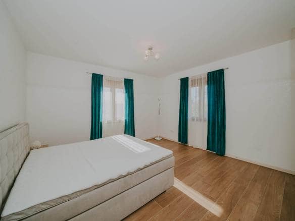 Kaštel okolica | Prostrana vila s bazenom
