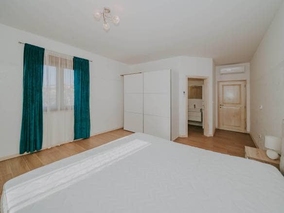 Kaštel okolica | Prostrana vila s bazenom