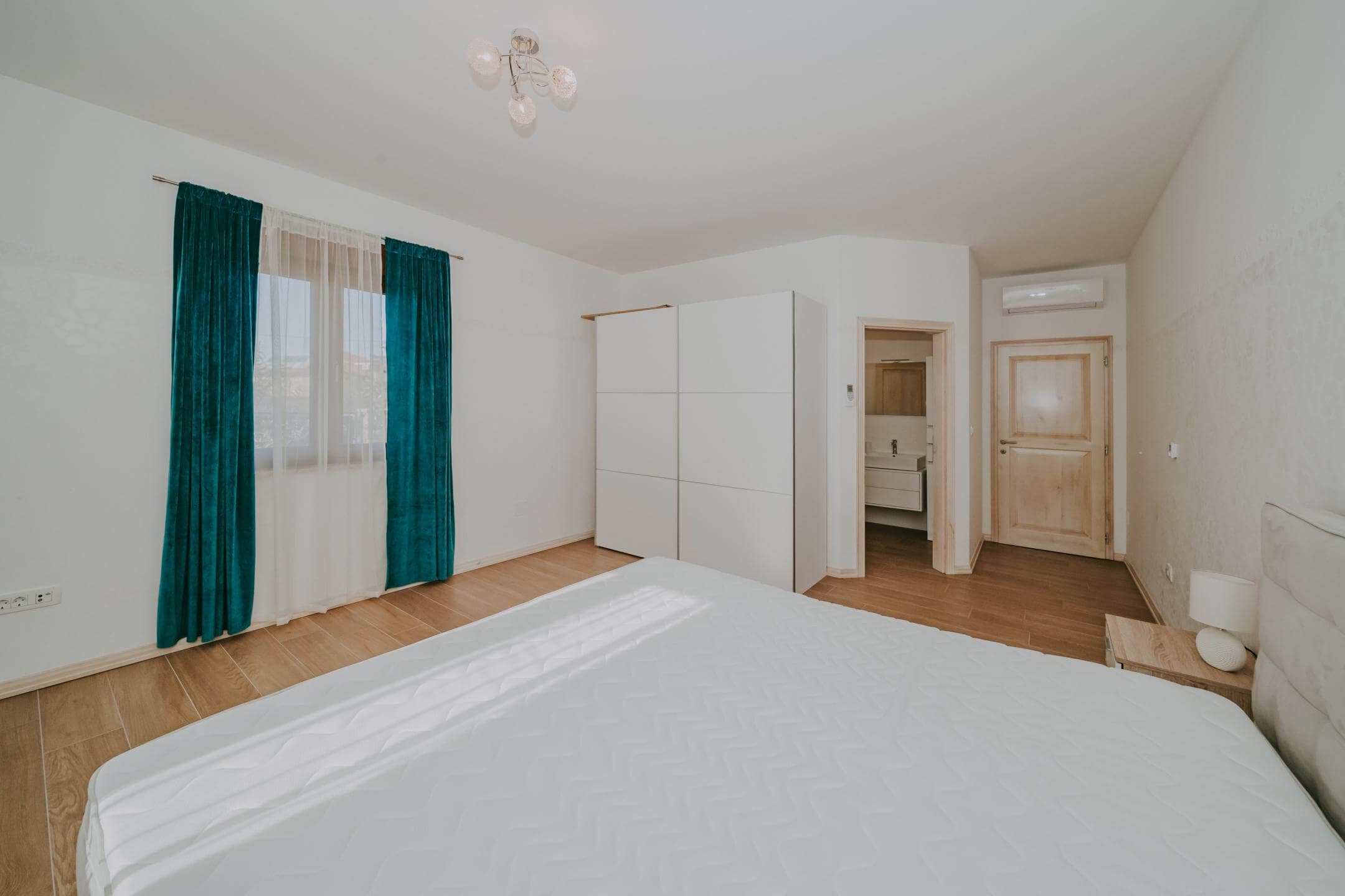 Kaštel okolica | Prostrana vila s bazenom