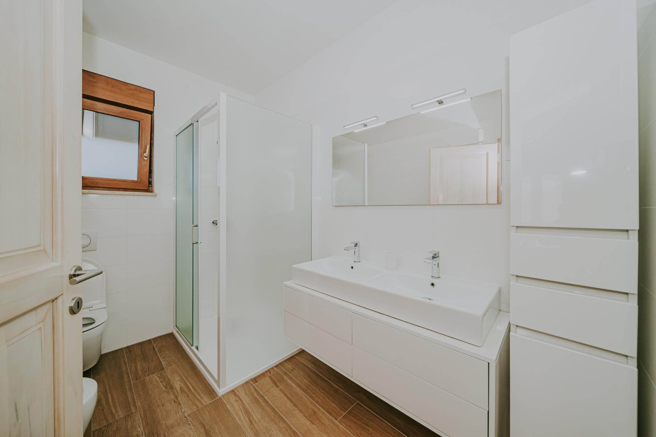 Kaštel okolica | Prostrana vila s bazenom