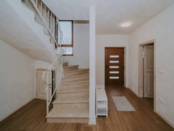 Kaštel okolica | Prostrana vila s bazenom