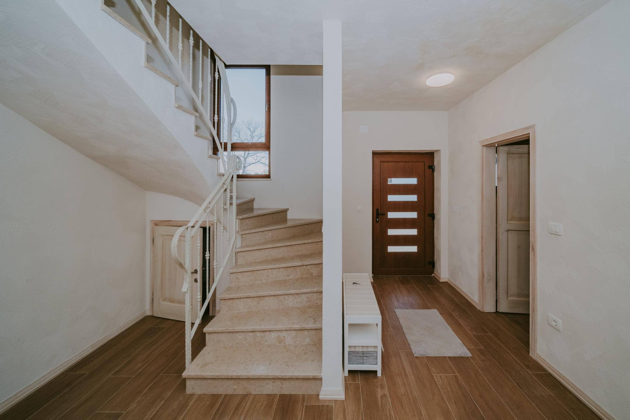 Kaštel okolica | Prostrana vila s bazenom