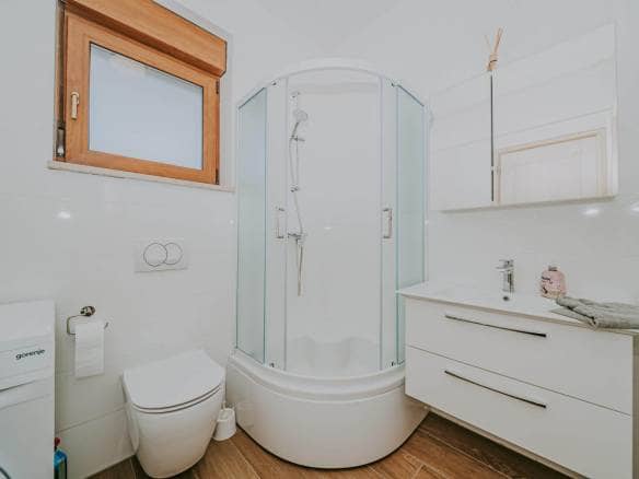 Kaštel okolica | Prostrana vila s bazenom