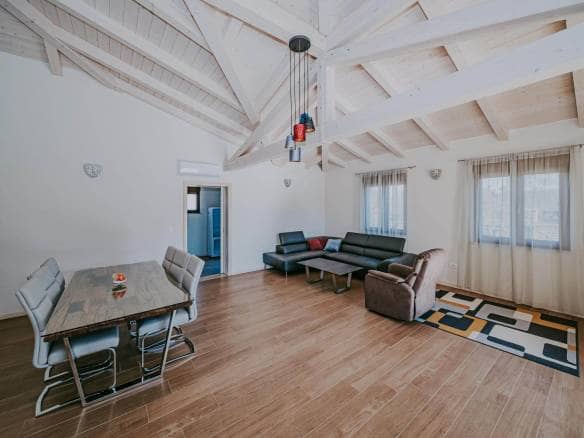 Kaštel okolica | Prostrana vila s bazenom