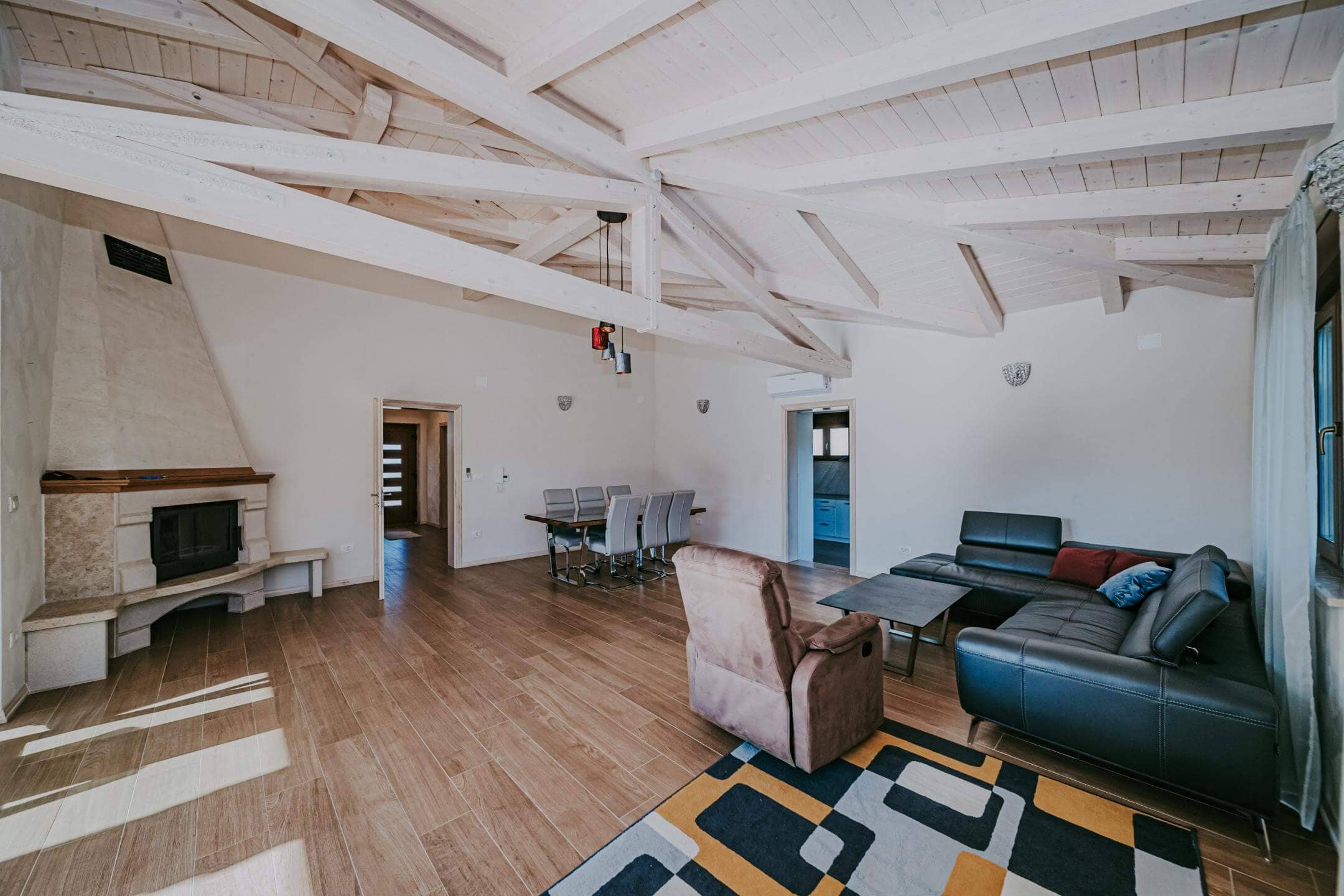 Kaštel okolica | Prostrana vila s bazenom
