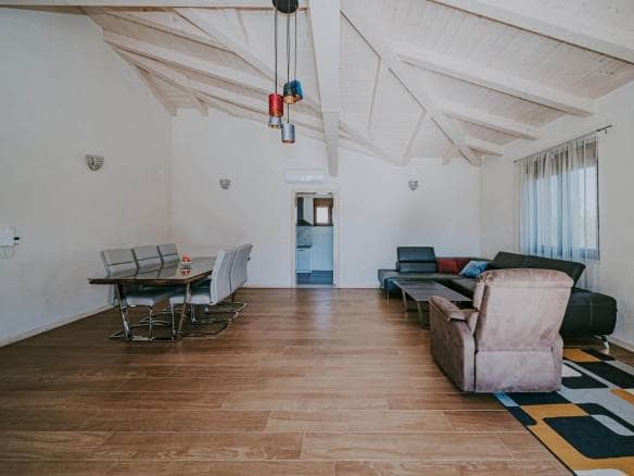 Kaštel okolica | Prostrana vila s bazenom