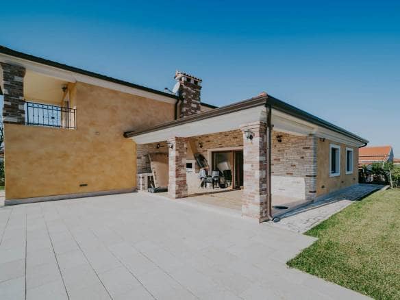 Kaštel okolica | Prostrana vila s bazenom