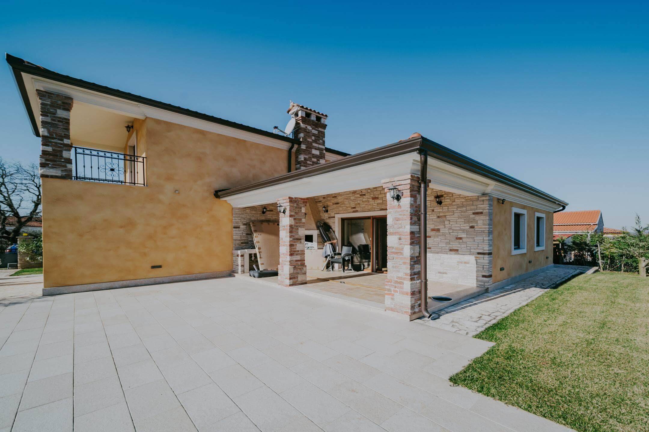 Kaštel okolica | Prostrana vila s bazenom