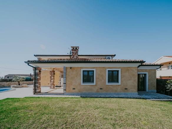Kaštel okolica | Prostrana vila s bazenom
