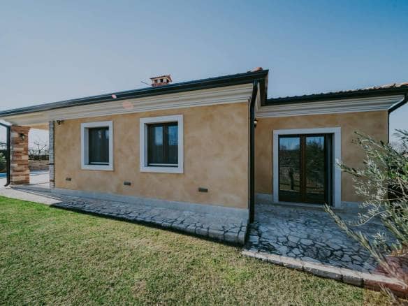 Kaštel okolica | Prostrana vila s bazenom
