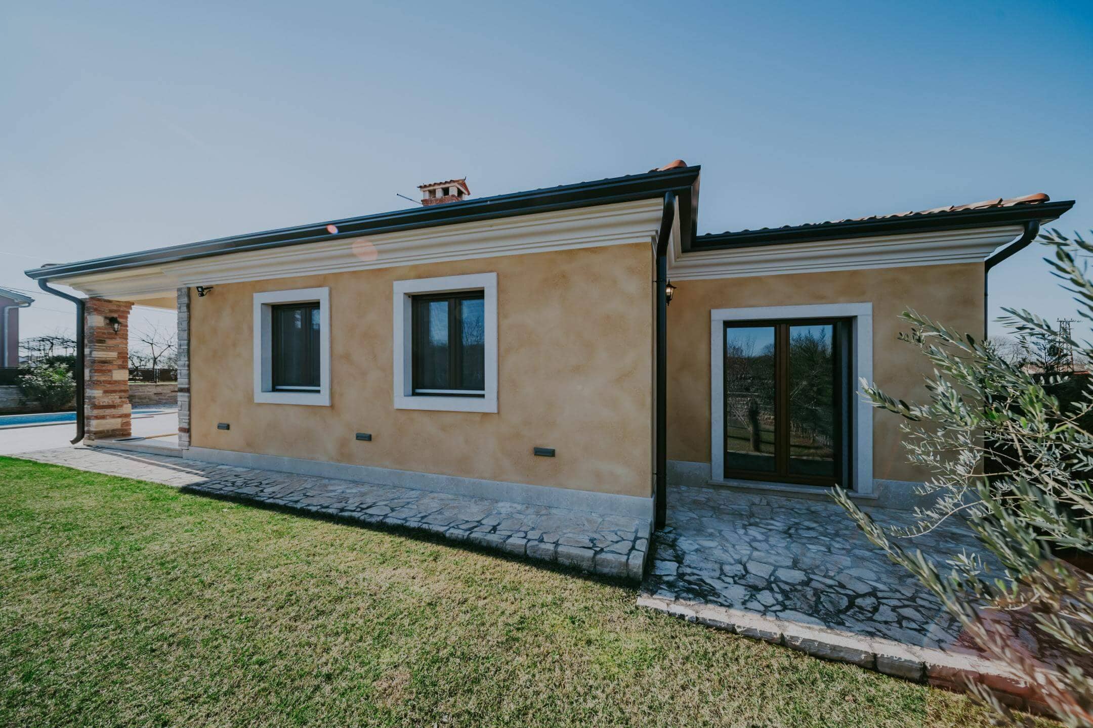 Kaštel okolica | Prostrana vila s bazenom