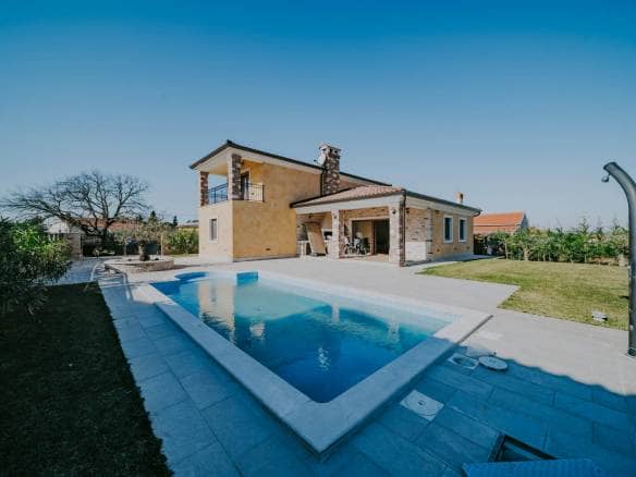 Kaštel okolica | Prostrana vila s bazenom