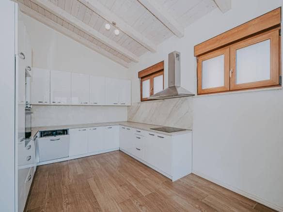 Kaštel okolica | Prostrana vila s bazenom