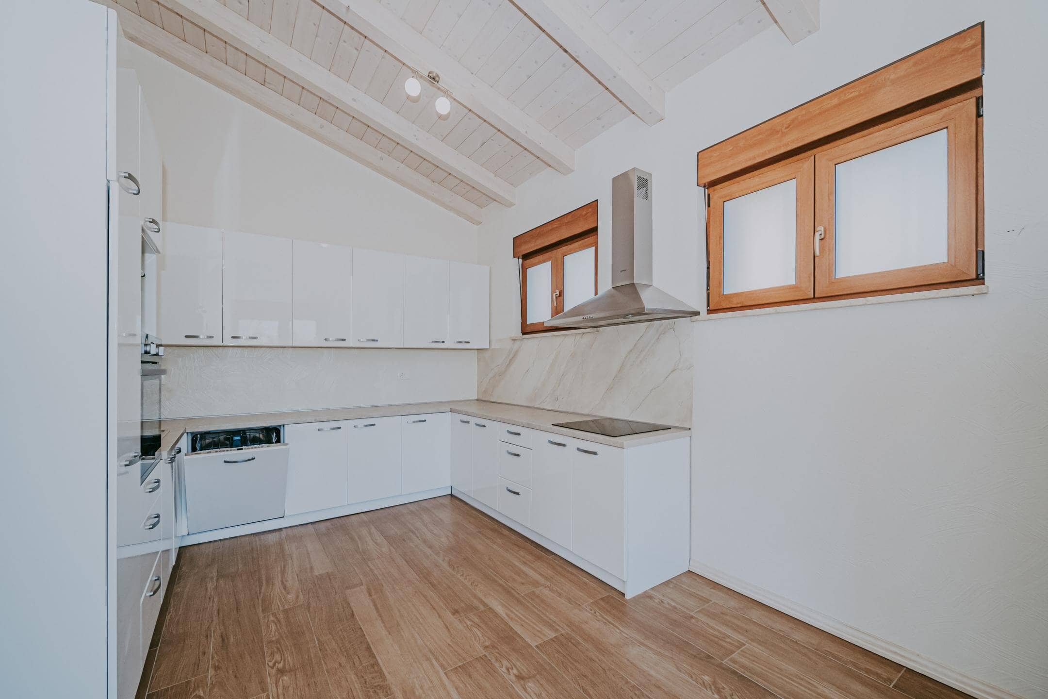 Kaštel okolica | Prostrana vila s bazenom