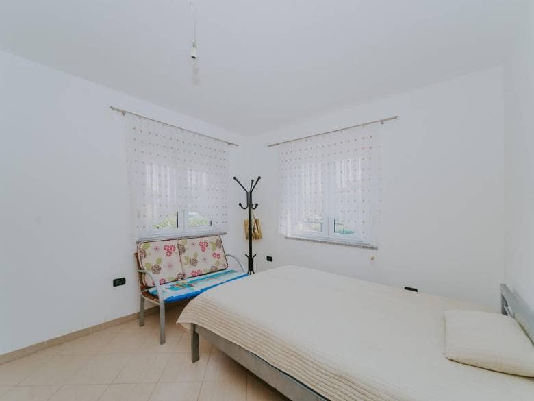 Umag | Maus | Geräumige Wohnung im Erdgeschoss mit Garten und großem Abstellraum