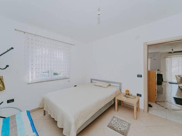 Umag | Maus | Geräumige Wohnung im Erdgeschoss mit Garten und großem Abstellraum
