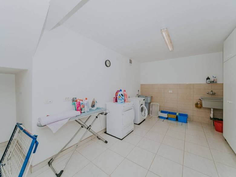 Umag | Maus | Geräumige Wohnung im Erdgeschoss mit Garten und großem Abstellraum