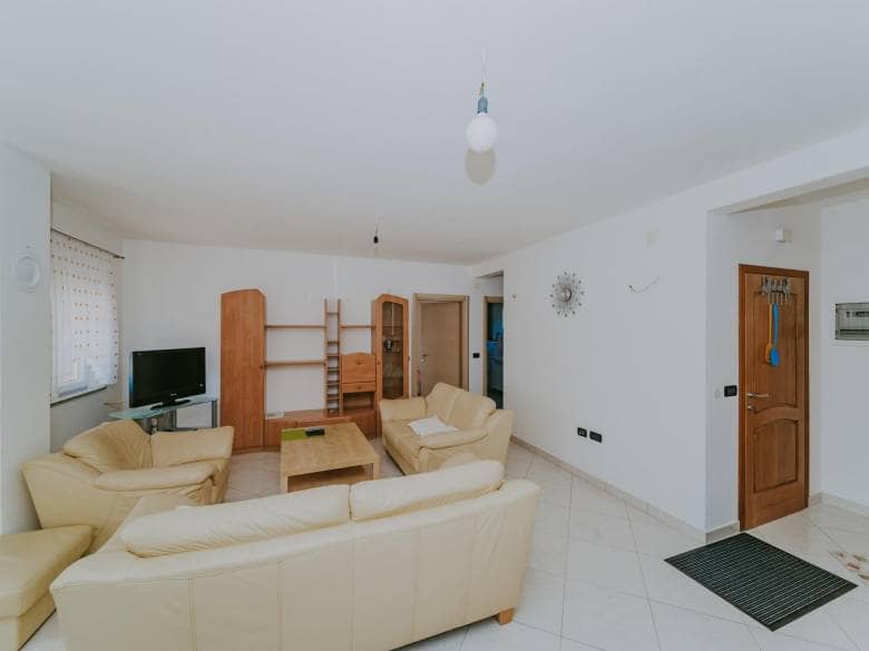 Umag | Maus | Geräumige Wohnung im Erdgeschoss mit Garten und großem Abstellraum