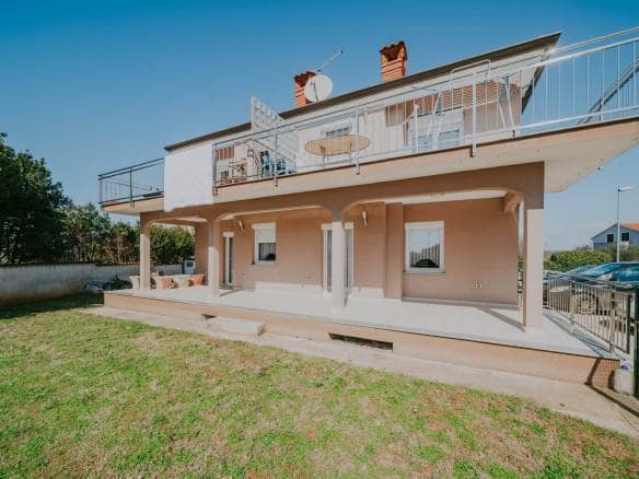 Umag | Maus | Geräumige Wohnung im Erdgeschoss mit Garten und großem Abstellraum