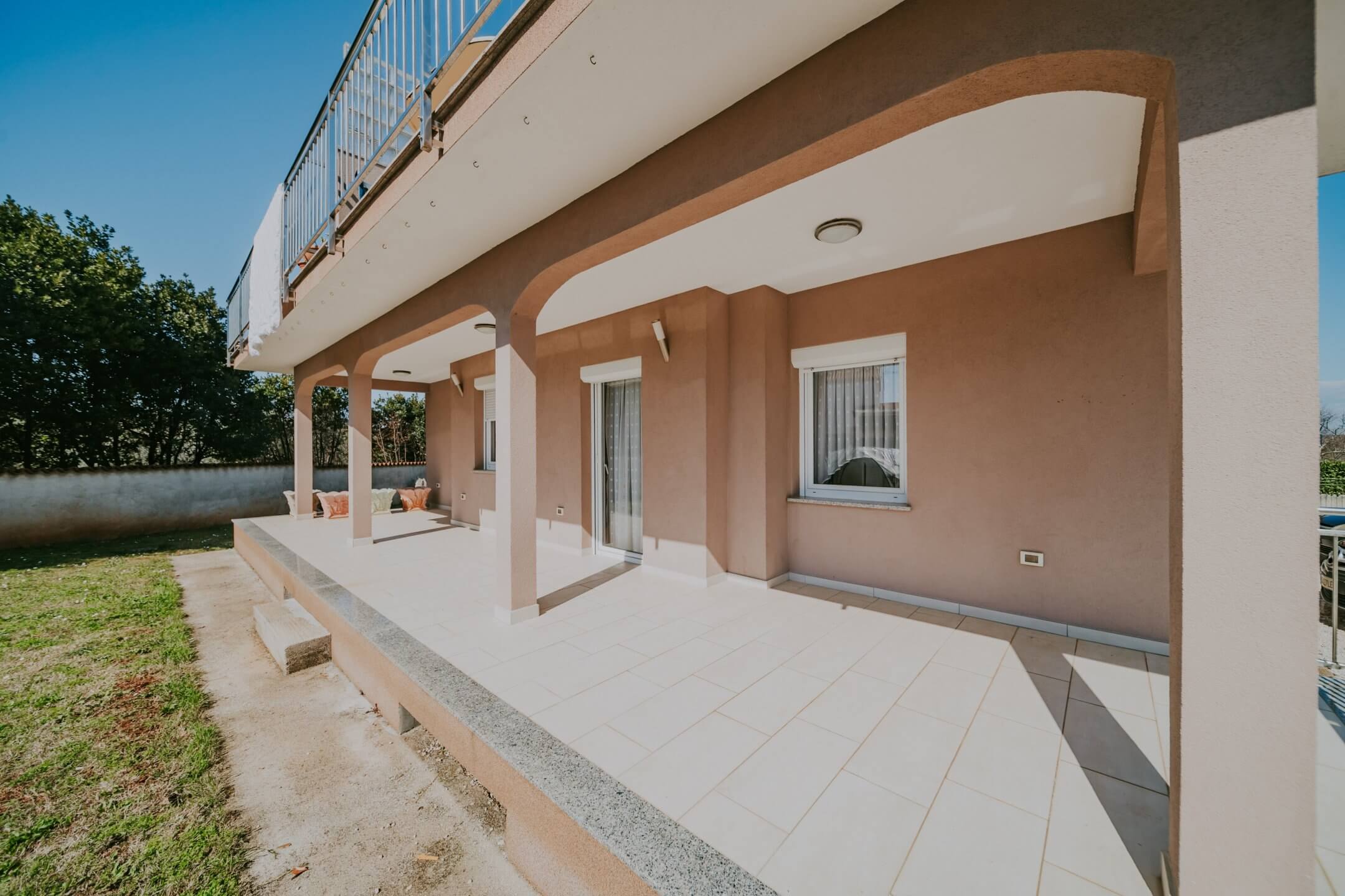 Umag | Maus | Geräumige Wohnung im Erdgeschoss mit Garten und großem Abstellraum