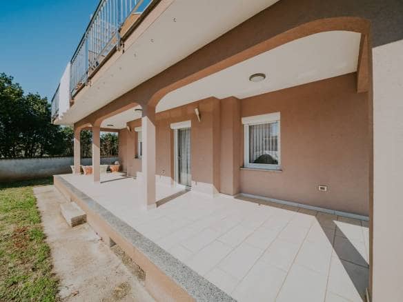 Umag | Maus | Geräumige Wohnung im Erdgeschoss mit Garten und großem Abstellraum