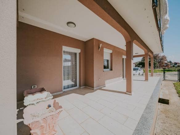 Umag | Maus | Geräumige Wohnung im Erdgeschoss mit Garten und großem Abstellraum
