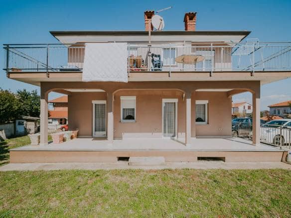 Umag | Maus | Geräumige Wohnung im Erdgeschoss mit Garten und großem Abstellraum
