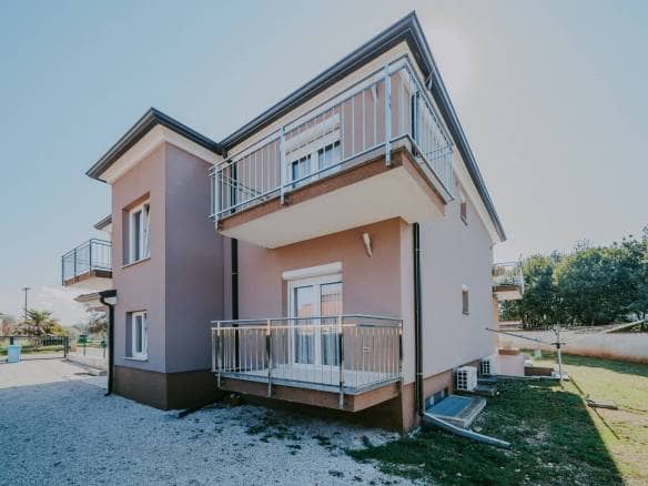 Umag | Maus | Geräumige Wohnung im Erdgeschoss mit Garten und großem Abstellraum