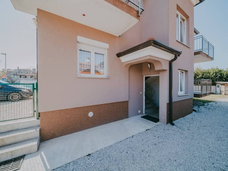 Umag | Maus | Geräumige Wohnung im Erdgeschoss mit Garten und großem Abstellraum